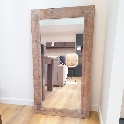 Espelho retangular com moldura de madeira