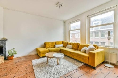 Sala de estar com sofá amarelo 