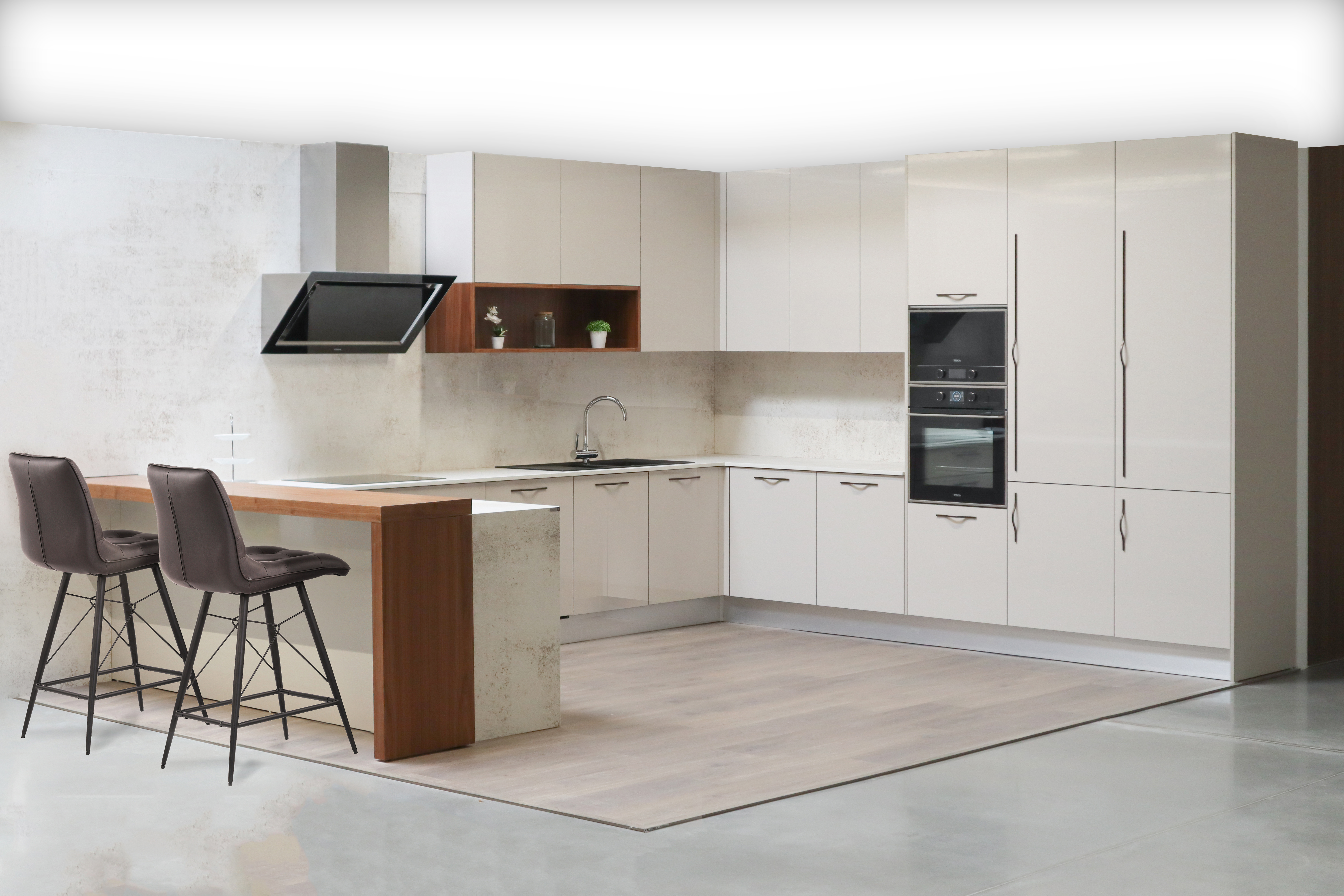 Cozinha branca com madeira