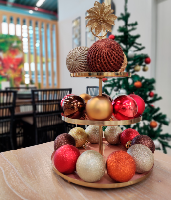 Etagere com bolas de Natal - Moviflor 